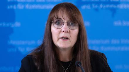 Brandenburgs Innenministerin Katrin Lange (SPD) stellte in Potsdam die Bilanz für 2024 zur politisch motivierten Kriminalität vor.