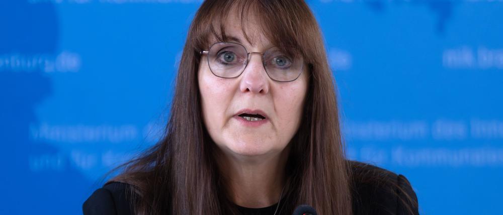 Brandenburgs Innenministerin Katrin Lange (SPD) stellte in Potsdam die Bilanz für 2024 zur politisch motivierten Kriminalität vor.
