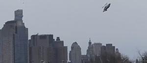 Auf dieser Videoaufnahme fällt ein Hubschrauber in Jersey City, New Jersey, vom Himmel in den Hudson River. 