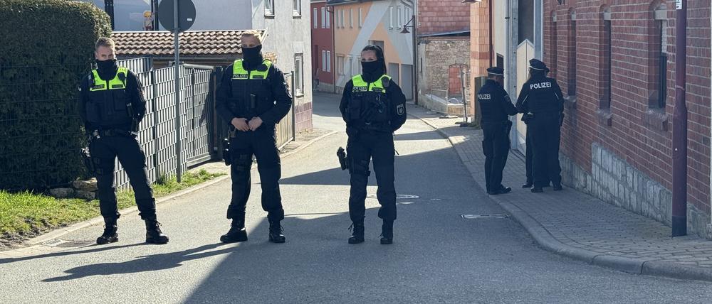 Polizeibeamte sichern die Umgebung um einen Tatort in Klettbach.