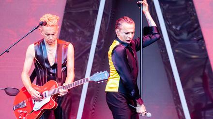 Dave Gahan und Martin Gore von Depeche Mode bei einem Konzert im Berliner Olympiastadion im Juli 2023.