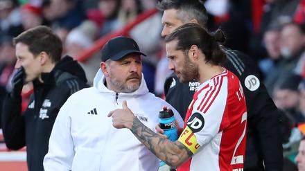 Steffen Baumgart (links) setzt seit einigen Wochen wieder regelmäßig auf Kapitän Christopher Trimmel.