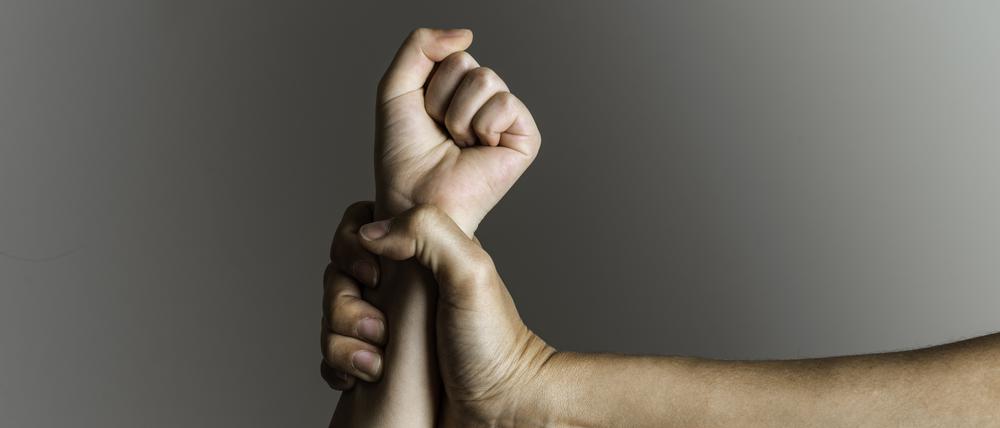 Aggression ist ein archaischer Reflex. Gewalt hingegen ist ein Verhalten, das Menschen lernen – oft früh, und oft von jenen, die selbst zu Gewalt greifen.