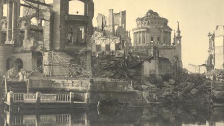 Blick über die Alte Fahrt auf die Ruinen der Humboldtstraße mit einem Durchblick zur zerstörten Nikolaikirche im Jahr 1945. Die Aufnahme von Hans Weber stammt aus der Sammlung des Potsdam Museums.