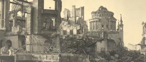 Blick über die Alte Fahrt auf die Ruinen der Humboldtstraße mit einem Durchblick zur zerstörten Nikolaikirche im Jahr 1945. Die Aufnahme von Hans Weber stammt aus der Sammlung des Potsdam Museums.