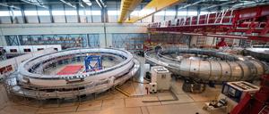 Auf einer Baustelle am Iter, wo der Tokamak-Fusionsreaktor montiert werden soll, laufen die Arbeiten. 