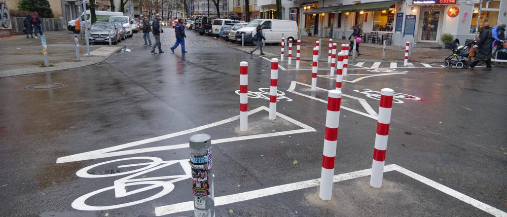 Einbahnstraßen, Poller und Sperren für den Durchgangsverkehr im Neuköllner Reuterkiez. 