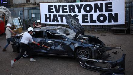 Proteste gegen Tesla in Großbritannien