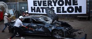 Proteste gegen Tesla in Großbritannien
