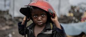 Ein Kind, das durch die Kämpfe zwischen M23-Rebellen und Regierungssoldaten vertrieben wurde, hält einen beschädigten Helm in einem Lager in Goma.