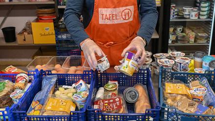 Ein ehrenamtlicher Helfer arbeitet in der Tafel Cottbus.