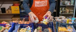 Ein ehrenamtlicher Helfer arbeitet in der Tafel Cottbus.