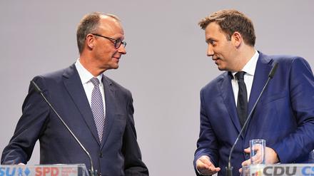 Friedrich Merz, Unions-Kanzlerkandidat und CDU-Bundesvorsitzender, und Lars Klingbeil, SPD-Fraktions- und Bundesvorsitzender, geben eine Pressekonferenz der Parteivorsitzenden von Union und SPD zur Vorstellung des Koalitionsvertrages im Paul-Löbe-Haus (Archivbild).