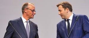 Friedrich Merz, Unions-Kanzlerkandidat und CDU-Bundesvorsitzender, und Lars Klingbeil, SPD-Fraktions- und Bundesvorsitzender, geben eine Pressekonferenz der Parteivorsitzenden von Union und SPD zur Vorstellung des Koalitionsvertrages im Paul-Löbe-Haus (Archivbild).