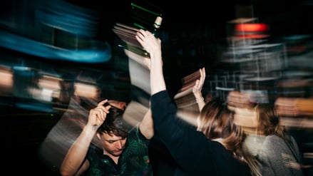 Clubbesucher beim Feiern