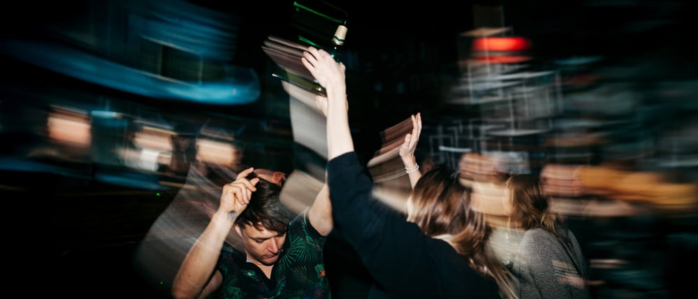 Clubbesucher beim Feiern