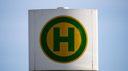 Ein Schild weist auf eine Bushaltestelle hin.