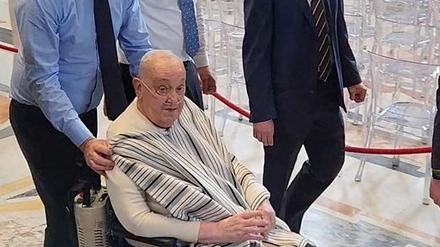 Der Papst bei seinem spontanen Auftritt im Petersdom.