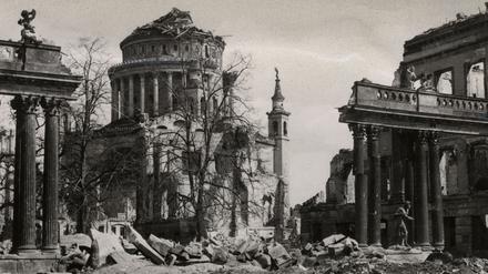 Blick vom Lustgarten durch die zerstörte Ringerkolonnade und über das zerstörte Stadtschloss auf die Nikolaikirche, um 1946. 