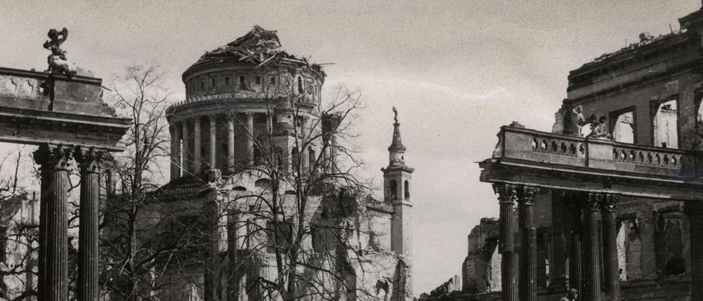 Blick vom Lustgarten durch die zerstörte Ringerkolonnade und über das zerstörte Stadtschloss auf die Nikolaikirche, um 1946. 