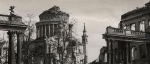 Blick vom Lustgarten durch die zerstörte Ringerkolonnade und über das zerstörte Stadtschloss auf die Nikolaikirche, um 1946. 