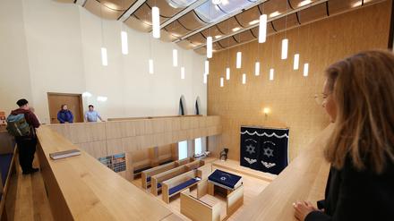 Ein Blick von der sogenannten Frauenempore in den Betsaal: Frauen und Männer beten im orthodoxen Gottesdienst getrennt. 