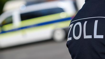 Zollbeamte bei einer Kontrolle.