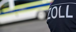 Zollbeamte bei einer Kontrolle.