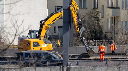 Neben der Ringbahnbrücke soll ab Samstag auch die nördlichere Westendbrücke abgerissen werden. Beide Brücken sind Teil des Autobahndreiecks Funkturm. (Archivbild)