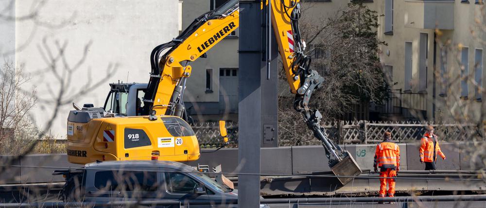 Neben der Ringbahnbrücke soll ab Samstag auch die nördlichere Westendbrücke abgerissen werden. Beide Brücken sind Teil des Autobahndreiecks Funkturm. (Archivbild)