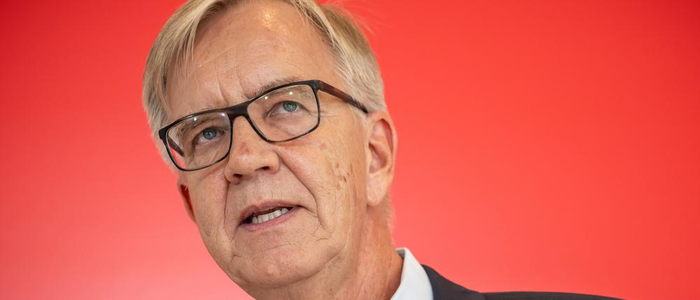Erfahrener trifft auf Eleven. Bei der Quadriga-Party tauschten sich rund 500 Medienschaffende und Politiker aus, darunter auch Dietmar Bartsch. 