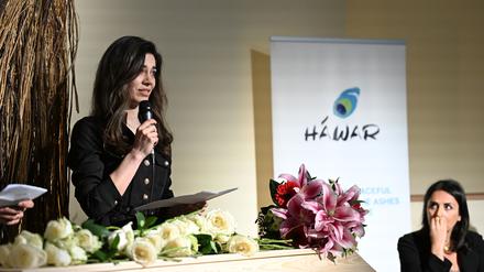 Gazelle Sharmahd nimmt vor dem Sarg ihres Vaters Abschied.