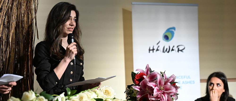 Gazelle Sharmahd nimmt vor dem Sarg ihres Vaters Abschied.