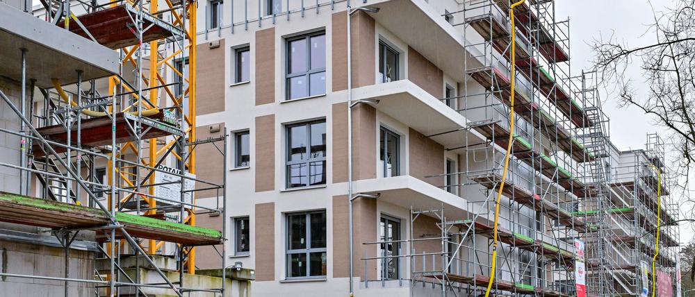 Die Wohnungsbauförderung in Brandenburg soll weitergehen - mit leichten Kürzungen (Archivbild).