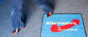 Eine Frau läuft über einen Teppich bei der Wahlparty der Alternative für Deutschland in der Bundesgeschäftsstelle der AfD.