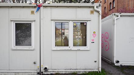 Der Fußballverein FSV Hansa 07 Berlin in Kreuzberg hat kein Vereinsheim und keine ausgebauten Umkleiden, sondern nur diese an Büxen erinnernden Container. 