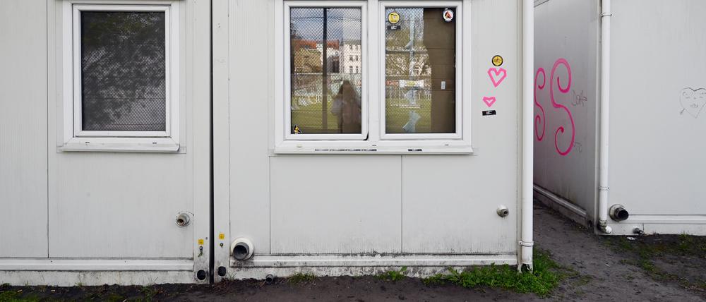 Der Fußballverein FSV Hansa 07 Berlin in Kreuzberg hat kein Vereinsheim und keine ausgebauten Umkleiden, sondern nur diese an Büxen erinnernden Container.