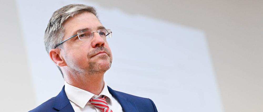 Das Brandenburger Innenministerium hat das Disziplinarverfahren gegen Potsdams Oberbürgermeister Mike Schubert (SPD) nach einer Pause fortgesetzt (Archivbild). 
