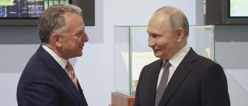 Auf diesem von der staatlichen russischen Nachrichtenagentur Sputnik via AP veröffentlichten Foto, begrüßen sich der russische Präsident Wladimir Putin (r) und der Sondergesandte von US-Präsident Trump, Steve Witkoff.