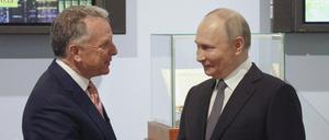 Auf diesem von der staatlichen russischen Nachrichtenagentur Sputnik via AP veröffentlichten Foto, begrüßen sich der russische Präsident Wladimir Putin (r) und der Sondergesandte von US-Präsident Trump, Steve Witkoff.