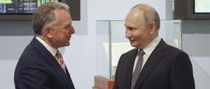 Auf diesem von der staatlichen russischen Nachrichtenagentur Sputnik via AP veröffentlichten Foto, begrüßen sich der russische Präsident Wladimir Putin (r) und der Sondergesandte von US-Präsident Trump, Steve Witkoff.