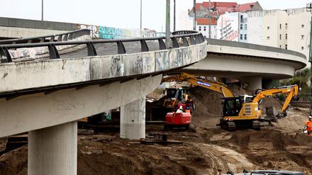 Die Bagger rollen: Seit Freitag reißt die Autobahn GmbH die marode A100-Brücke über der Berliner Ringbahn ab.