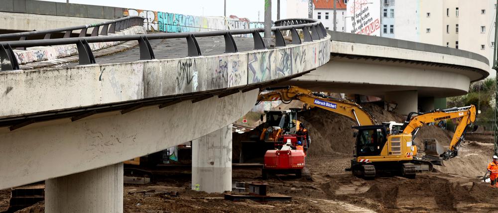 Die Bagger rollen: Seit Freitag reißt die Autobahn GmbH die marode A100-Brücke über der Berliner Ringbahn ab.