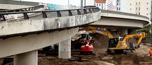 Die Bagger rollen: Seit Freitag reißt die Autobahn GmbH die marode A100-Brücke über der Berliner Ringbahn ab.