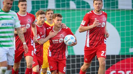  Luca Wald­schmidt (M) ist vom Elfmeterpunkt eiskalt.