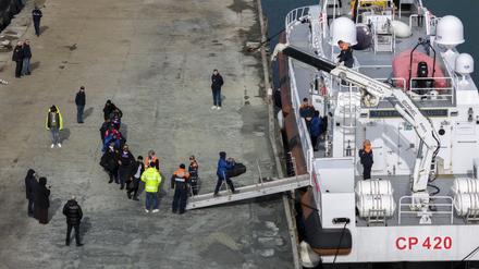 Migranten besteigen im Hafen von Shengjin im Nordwesten Albaniens ein Schiff der italienischen Küstenwache.  