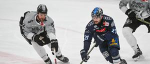 Die Kölner Haie mit Alexandre Grenier (l) verpassten gegen den ERC Ingolstadt um Wayne Simpson (r) den Einzug ins Finale nach Spiel fünf.