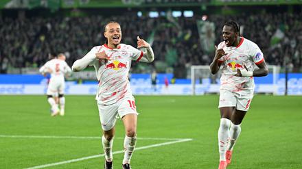 Xavi Simons (l) jubelt über sein zweites Tor.