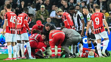 Bei einem heftigen Zusammenprall hat sich Milan-Torwart Mike Maignan verletzt.