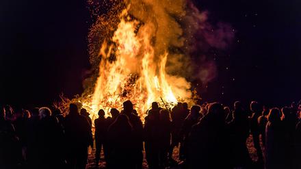 Holzhaufen lodern - zu Ostern haben die Feuer Tradition. (Archivbild)